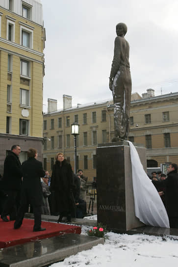Памятник Анне Ахматовой на набережной Робеспьера напротив тюрьмы «Кресты», где в годы сталинских репрессий под следствием находился сын Ахматовой Лев Гумилев