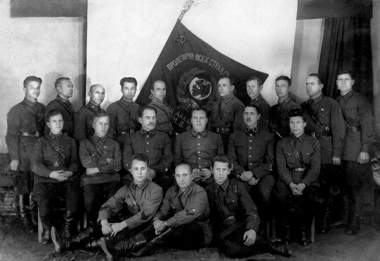 «ДЬЯКОВ (на фото — сидит, второй справа)… утверждал, что Советское правительство, якобы, неправильно в свое время ориентировало народ в отношении подготовки страны к войне и не приняло достаточных мер к обеспечению Красной Армии техникой»