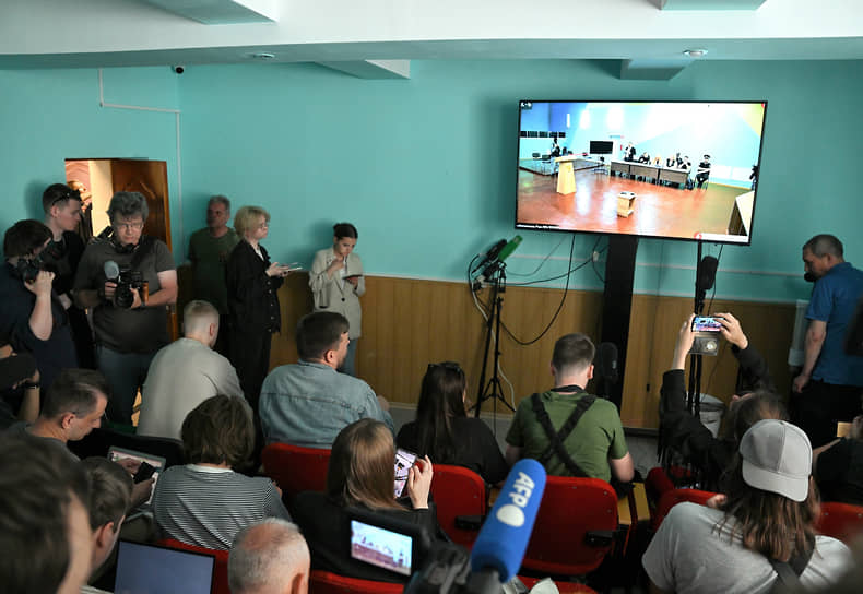 Журналисты наблюдают за судом по видеосвязи