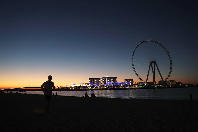 Самое большое колесо обозрения в мире — Ain Dubai («Глаз Дубая») в ОАЭ. 250-метровый аттракцион расположен на искусственном острове Bluewaters Island. Открылся он для посетителей 21 октября 2021 года. На колесе одновременно могут находиться 1750 посетителей. Один его оборот продолжается 38 минут. Сейчас колесо не функционирует из-за инженерных и конструктивных дефектов и просчетов 