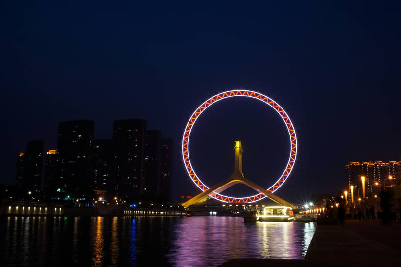 Tianjin Eye («Тяньцзиньский глаз») — колесо обозрения в китайском городе Тяньцзинь. Помимо выдающихся размеров (120 м) сооружение уникально местом своей постройки, так как это единственное колесо обозрения в мире, расположенное на мосту (мост Юнлэ через реку Хайхэ)

