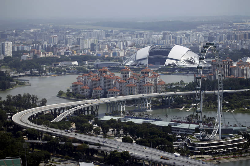 Singapore Flyer в Сингапуре (165 м) было самым большим колесом обозрения в мире в 2007–2014 годах. Сейчас это третий по высоте подобный аттракцион. Каждая из 28 его капсул способна вместить 28 пассажиров. Полный оборот колеса занимает 28 минут
