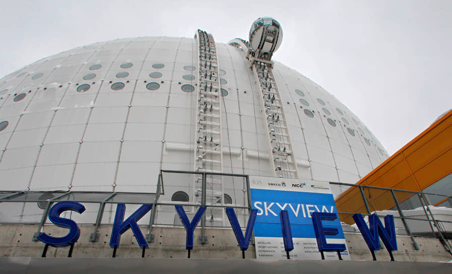 SkyView — это рельсовое колесо обозрения, которое находится в Стокгольме. Оно представляет собой два небольших вагончика, передвигающихся по рельсам, которые расположены на крыше
