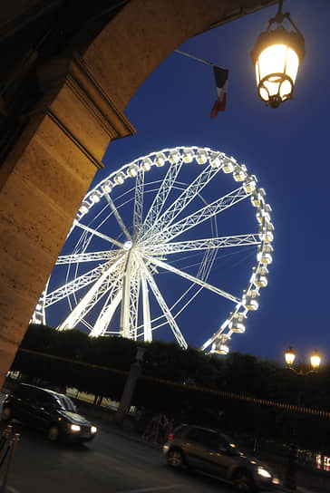 Парижское колесо обозрения — одно из самых больших мобильных колес обозрения. Его высота — 60 м. Не требует постоянного фундамента, так как стабильность обеспечивают балластные баки с водой объемом 40 тыс. л. Впервые это колесо было смонтировано в Париже в преддверии празднования миллениума
