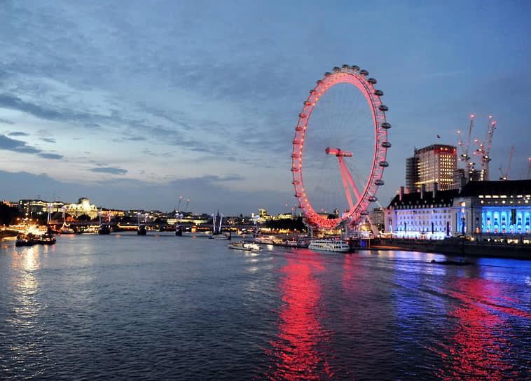 London Eye («Лондонский глаз») — в настоящее время шестое в мире по высоте и второе в Европе колесо обозрения (135 м). Аттракцион имеет 32 полностью закрытые и кондиционируемые кабинки-капсулы для пассажиров, сделанные в форме яйца. Каждая капсула символизирует собой один из 32 боро (районов) Лондона и может принять до 25 пассажиров

