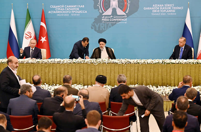 Владимир Путин, Ибрахим Раиси (в центре) и Реджеп Тайип Эрдоган (справа) во время встречи в Астанинском формате. 19 июля 2022 года