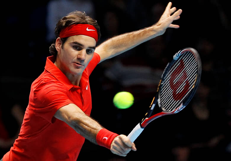 Швейцарский теннисист Роджер Федерер играет матч против британца Энди Маррея теннисной ракеткой Wilson в 2010 году