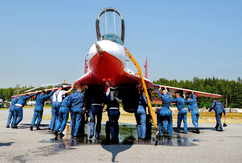 Кронштадт. Техническое обслуживание самолета МиГ-29 пилотажной группы «Стрижи» на международном военно-морском салоне «МВМС–2023»