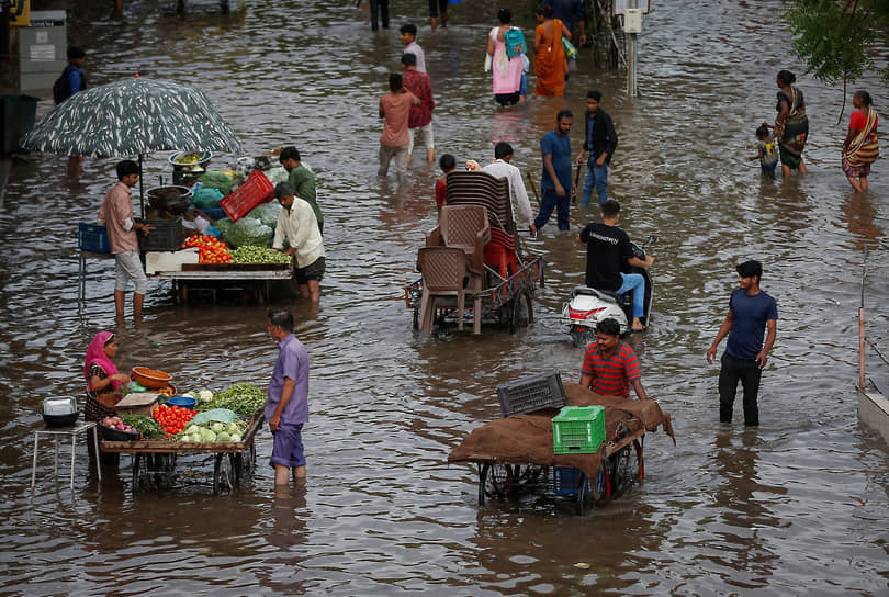 Ахмадабад, Индия. Торговля овощами на затопленной после проливных дождей улице