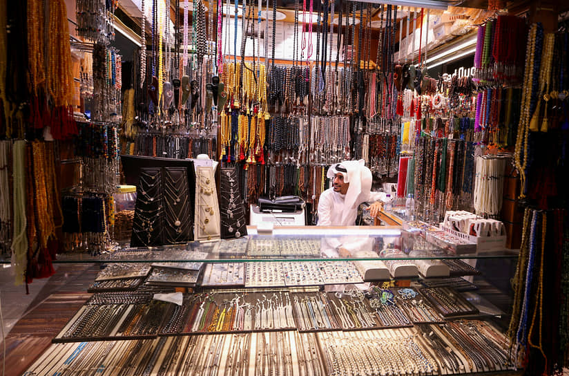 Мекка, Саудовская Аравия. Продавец ожидает паломников, совершающих ежегодный хадж в мечети аль-Харам