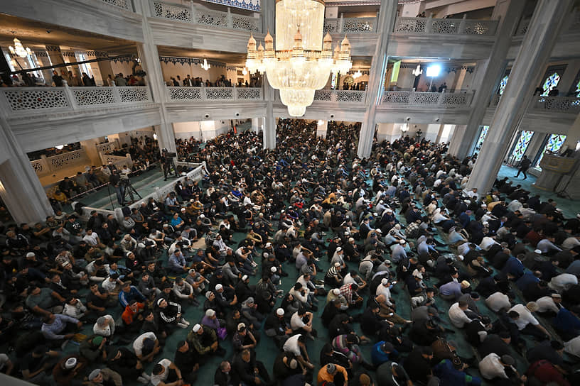Москва. Верующие внутри Соборной мечети