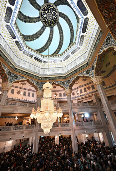 Москва. Верующие в Соборной мечети