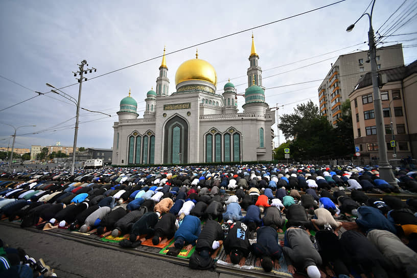 Москва. Праздник жертвоприношения Курбан-байрам в Соборной мечети