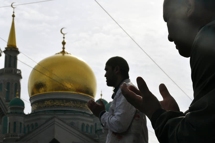 Москва. Верующие во время намаза возле Соборной мечети