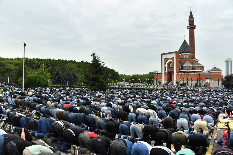 Москва. Верующие возле Мемориальной мечети