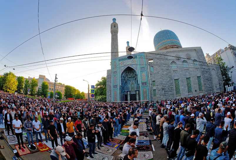 Санкт-Петербург. Верующие на площади перед Соборной мечетью