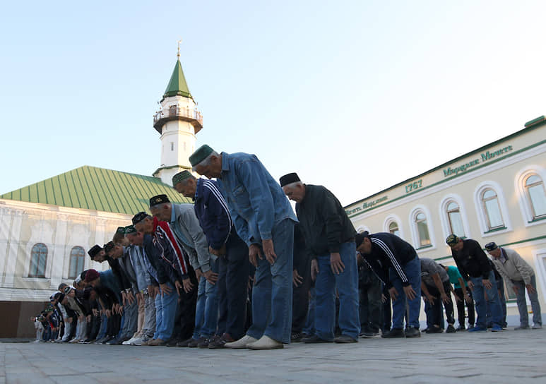 Казань. Верующие во время молитвы в мечети «Кул-Шариф»
