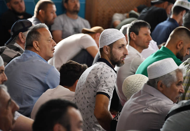 Крым. Верующие в мечети «Корбек Джами»