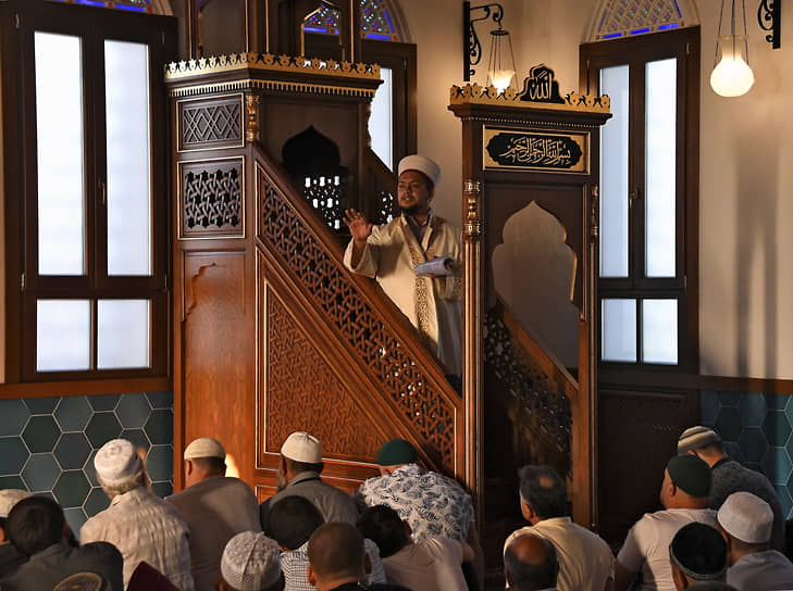 Крым. Верующие во время молитвы в мечети «Корбек Джами»