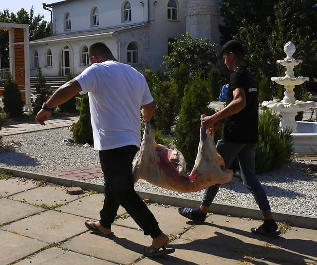 Крым. Разделка туши барана во время праздника жертвоприношения Курбан-байрам