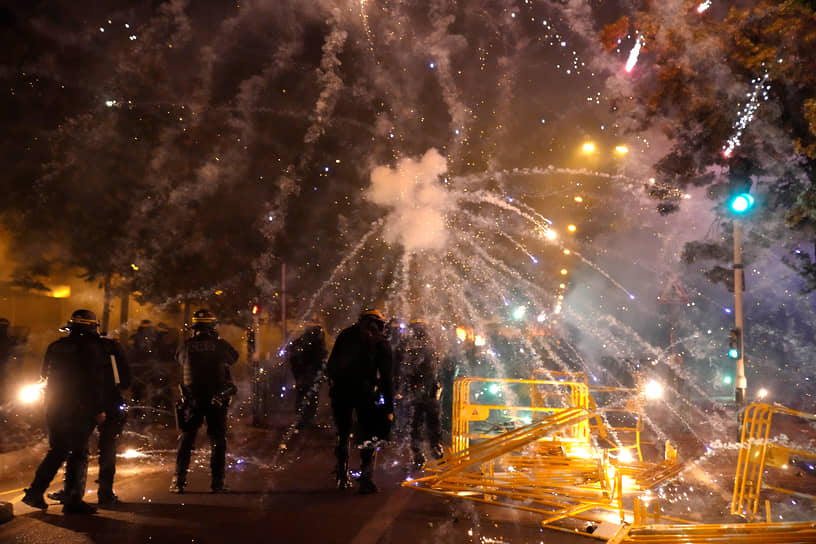 Протестующие в Нантере атакуют полицию фейерверками