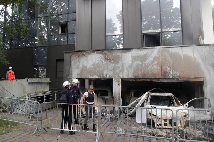 Участники акции протеста в коммуне Монс-ан-Барель разбили окна и выбили двери городской ратуши, а затем подожгли ее