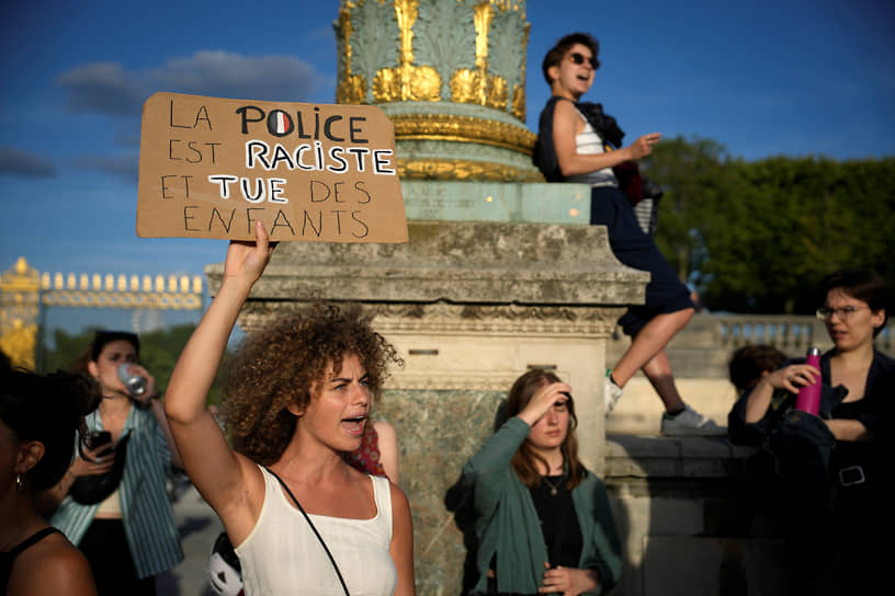 Протестующая с плакатом в Париже 