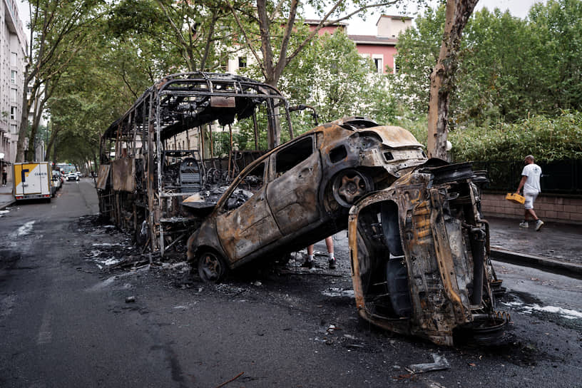 Сгоревшие автомобили в Лионе 