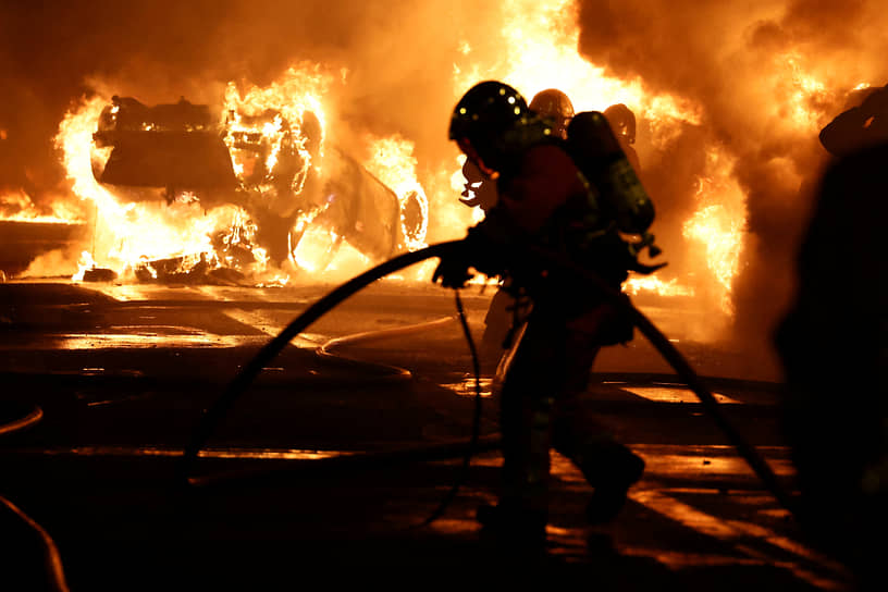 Пожарные тушат горящие автомобили в Нантере 