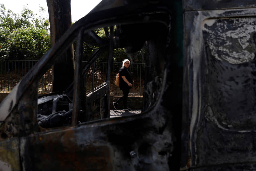 Сожженный во время столкновений в Нантере автомобиль