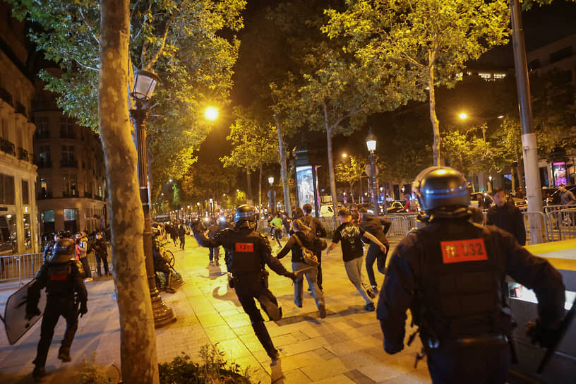 Полицейские преследуют протестующих против жестокости силовиков