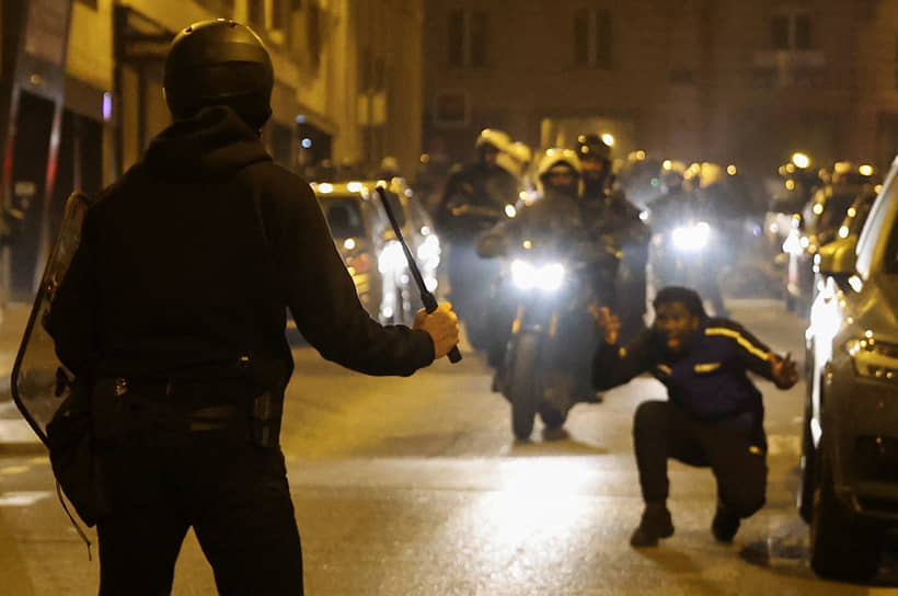 Столкновения полиции с протестующими в Париже
