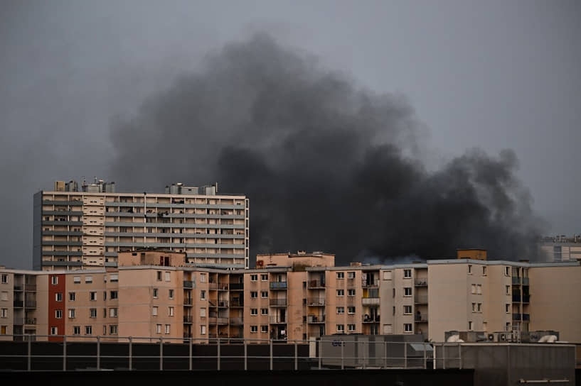 Дым после столкновения протестующих и полиции в Тулузе 