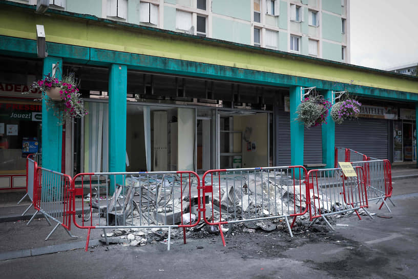 Пострадавший в ходе беспорядков медицинский центр в Руане на северо-западе Франции