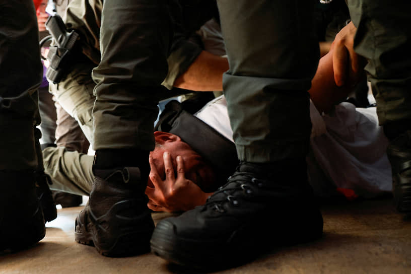 Лод, Израиль. Задержание полицейскими демонстранта, протестующего против судебной реформы правительства 