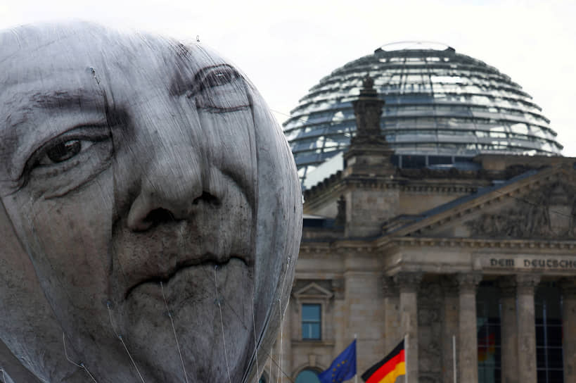 Берлин. Воздушный шар с изображением лица канцлера Германии Олафа Шольца на акции протеста против сокращения бюджета Германии на социальную помощь
