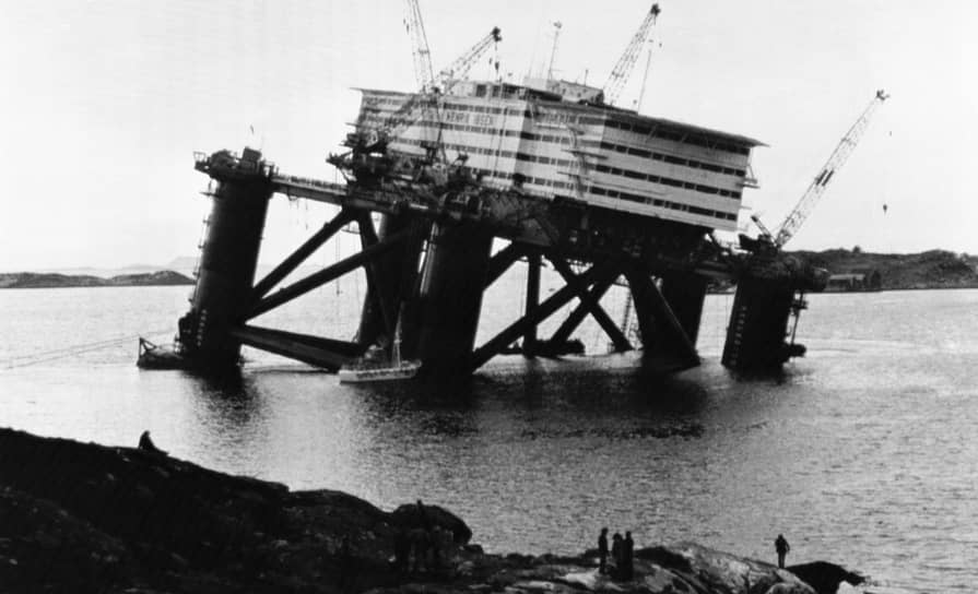 27 марта 1980 года в Северном море разломилась и опрокинулась буровая платформа Alexander L. Kielland компании Philips Petroleum