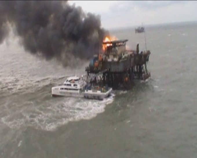 4 декабря 2015 года в Каспийском море произошел пожар на платформе №10 месторождения Гюнешли компании SOCAR. В катастрофе погибли 12 человек, еще 18 — пропали без вести. Причиной пожара стали повреждения подводного газопровода высокого давления из-за шторма 

 