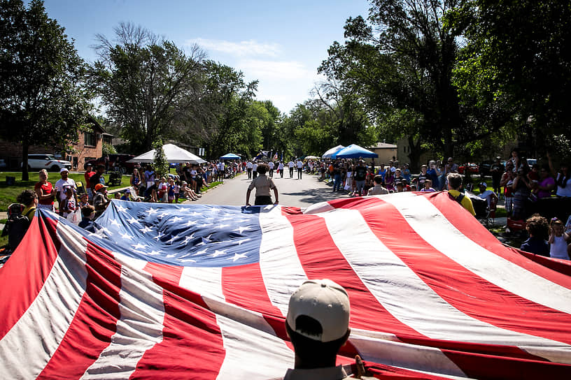Коралвилл, Айова. Бойскауты несут большой американский флаг