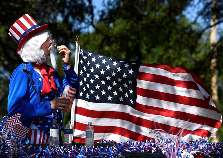 Баффало Гэп, Техас. Мужчина в образе дяди Сэма ест попкорн на фоне американского флага