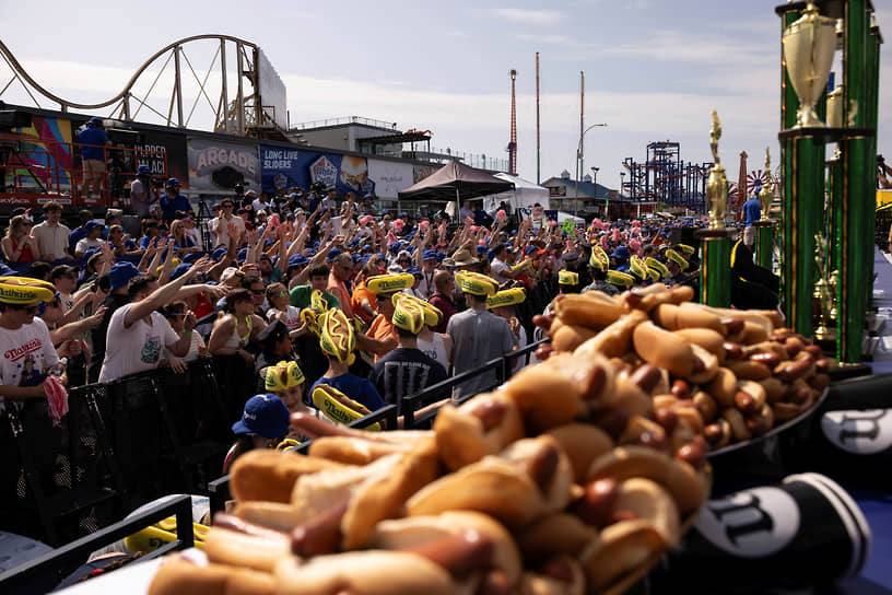 Бруклин, Нью-Йорк. Местные жители собираются на конкурс по поеданию хот-догов 