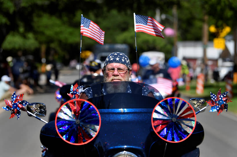 Баффало Гэп, Техас. Мотоциклист с флагами
