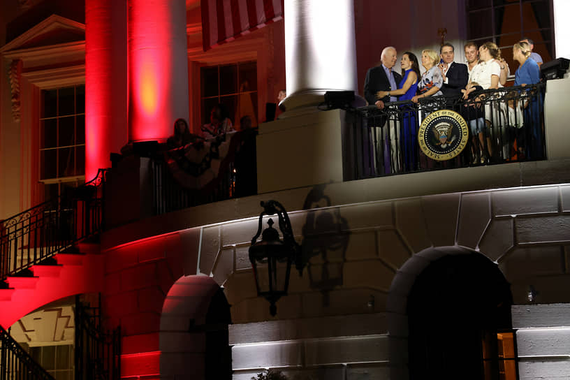 Вашингтон. Слева направо: президент США Джо Байден, его дочь Эшли, первая леди Джилл Байден, сын президента Хантер и другие члены семьи Байден наблюдают за фейерверком 