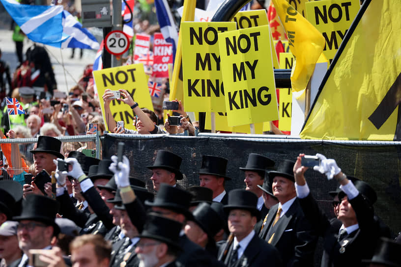 Эдинбург, Шотландия. Протестующие против коронации Карла III у собора Святого Джайлса 