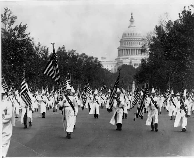 Шествие ку-клукс-клановцев по Пенсильвания-авеню — от Капитолия в сторону Белого дома. 13 сентября 1926 года