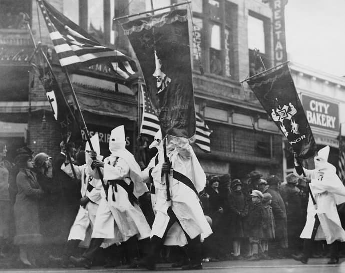 Парад ку-клукс-клановцев в городе Рэд-Бэнк, штат Нью-Джерси. 12 ноября 1925 года