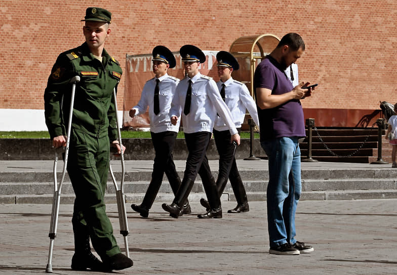 Москва. Военнослужащий на костылях в Александровском саду