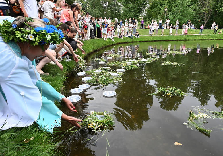 Участницы народного белорусского праздника Купалье в Екатерининском парке в Москве опускают венки в реку