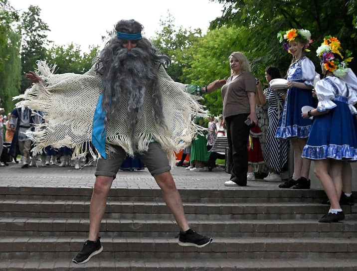 Человек в костюме лешего на фестивале Купалье