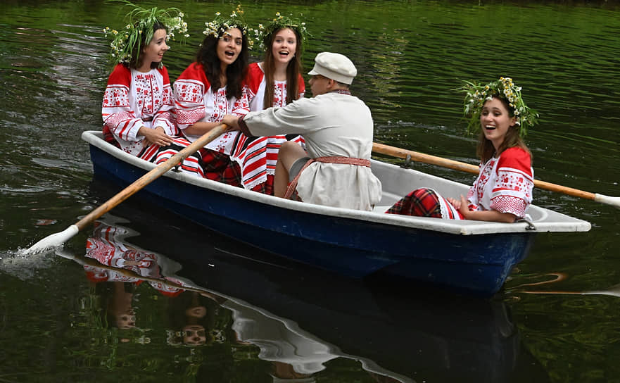 Участники праздника плывут на лодках